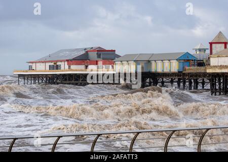 Blackpool, Großbritannien. 14 Dez, 2019. Wetter news. Ein stürmischer Tag hier in Blackpool mit Hugh Wellen zerschlagen das Resort. Credit: Gary Telford/Alamy leben Nachrichten Stockfoto