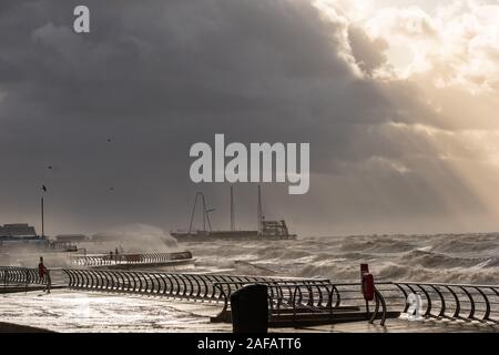 Blackpool, Großbritannien. 14 Dez, 2019. Wetter news. Ein stürmischer Tag hier in Blackpool mit Hugh Wellen zerschlagen das Resort. Credit: Gary Telford/Alamy leben Nachrichten Stockfoto