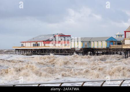 Blackpool, Großbritannien. 14 Dez, 2019. Wetter news. Ein stürmischer Tag hier in Blackpool mit Hugh Wellen zerschlagen das Resort. Credit: Gary Telford/Alamy leben Nachrichten Stockfoto