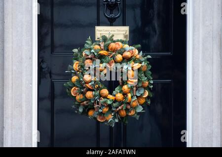 Weihnachten ein Kranz ist auf der Tür von Downing Street 10 in London angezeigt. Stockfoto