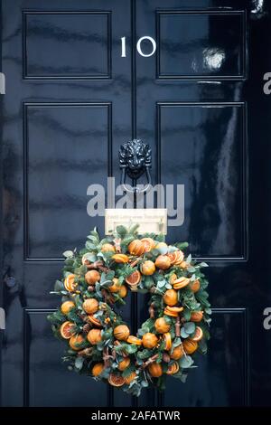 Weihnachten ein Kranz ist auf der Tür von Downing Street 10 in London angezeigt. Stockfoto