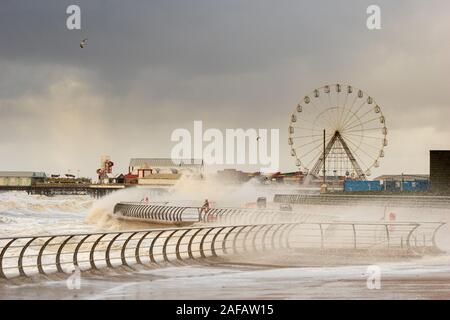 Blackpool, Großbritannien. 14 Dez, 2019. Wetter news. Ein stürmischer Tag hier in Blackpool mit Hugh Wellen zerschlagen das Resort. Credit: Gary Telford/Alamy leben Nachrichten Stockfoto