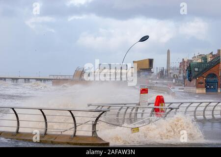 Blackpool, Großbritannien. 14 Dez, 2019. Wetter news. Ein stürmischer Tag hier in Blackpool mit Hugh Wellen zerschlagen das Resort. Credit: Gary Telford/Alamy leben Nachrichten Stockfoto