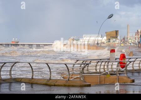 Blackpool, Großbritannien. 14 Dez, 2019. Wetter news. Ein stürmischer Tag hier in Blackpool mit Hugh Wellen zerschlagen das Resort. Credit: Gary Telford/Alamy leben Nachrichten Stockfoto