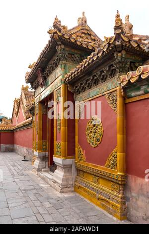 Eine der vielen Eingängen ein Korridor mit schöne verzierte Türen in die Verbotene Stadt, Beijing Stockfoto