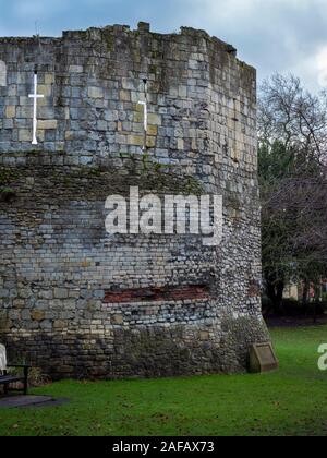 Die römischen Überreste der Multangular Turm im Museum Gardens, York, England Stockfoto