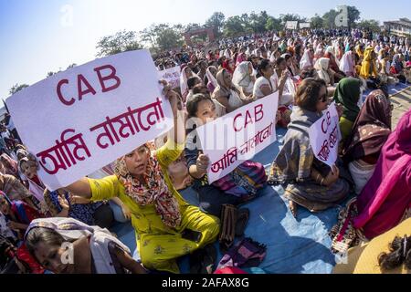 Dezember 14, 2019, Sivasagar, Assam, Indien: Demonstranten nimmt teil an einer Demonstration gegen die von der indischen Regierung Bürger ¾Nderung Bill (CAB) in Sivasagar, Assam, Indien Am 14. Dezember 2019. Washington und London ausgestellt Reisewarnungen für Nordosten Indiens als Gegner von eine neue Bürgerschaft Gesetz für mehr Proteste Dezember 14, folgenden Tage von Auseinandersetzungen, die sahen drei Menschen getötet und Dutzende verletzt ausgerichtet. (Bild: © zur Präsentation Chaliha/ZUMA Draht) Stockfoto