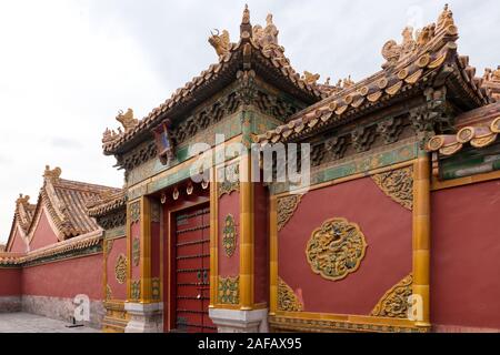 Eine der vielen Eingängen ein Korridor mit schöne verzierte Türen in die Verbotene Stadt, Beijing Stockfoto