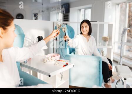 Zwei Frauen mit Champagner im Beauty Salon Stockfoto
