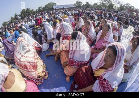 Sivasagar, Assam, Indien. 14 Dez, 2019. Demonstranten nimmt teil an einer Demonstration gegen die von der indischen Regierung Bürger ¾Nderung Bill (CAB) in Sivasagar, Assam, Indien Am 14. Dezember 2019. Washington und London ausgestellt Reisewarnungen für Nordosten Indiens als Gegner von eine neue Bürgerschaft Gesetz für mehr Proteste Dezember 14, folgenden Tage von Auseinandersetzungen, die sahen drei Menschen getötet und Dutzende verletzt ausgerichtet. Credit: Zur Präsentation Chaliha/ZUMA Draht/Alamy leben Nachrichten Stockfoto