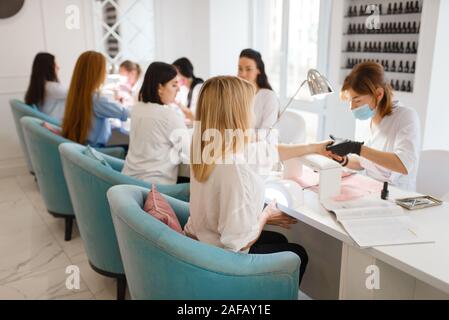 Gruppe von Freundinnen, Maniküre im Schönheitssalon Stockfoto