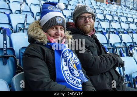 Leicester, Großbritannien. 14 Dez, 2019. Leicester City Anhänger tragen festliche Santa Hüte beim Premier League Spiel zwischen Leicester City und Norwich City für die King Power Stadion, Leicester am Samstag, den 14. Dezember 2019. (Credit: Jon Hobley | MI Nachrichten) das Fotografieren dürfen nur für Zeitung und/oder Zeitschrift redaktionelle Zwecke verwendet werden, Lizenz erforderlich für kommerzielle useCredit: MI Nachrichten & Sport/Alamy Live News Credit: MI Nachrichten & Sport/Alamy leben Nachrichten Stockfoto