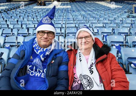 Leicester, Großbritannien. 14 Dez, 2019. Leicester City Anhänger tragen festliche Santa Hüte beim Premier League Spiel zwischen Leicester City und Norwich City für die King Power Stadion, Leicester am Samstag, den 14. Dezember 2019. (Credit: Jon Hobley | MI Nachrichten) das Fotografieren dürfen nur für Zeitung und/oder Zeitschrift redaktionelle Zwecke verwendet werden, Lizenz erforderlich für kommerzielle useCredit: MI Nachrichten & Sport/Alamy Live News Credit: MI Nachrichten & Sport/Alamy leben Nachrichten Stockfoto