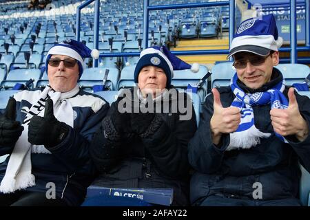 Leicester, Großbritannien. 14 Dez, 2019. Leicester City Anhänger tragen festliche Santa Hüte beim Premier League Spiel zwischen Leicester City und Norwich City für die King Power Stadion, Leicester am Samstag, den 14. Dezember 2019. (Credit: Jon Hobley | MI Nachrichten) das Fotografieren dürfen nur für Zeitung und/oder Zeitschrift redaktionelle Zwecke verwendet werden, Lizenz erforderlich für kommerzielle useCredit: MI Nachrichten & Sport/Alamy Live News Credit: MI Nachrichten & Sport/Alamy leben Nachrichten Stockfoto