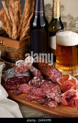 Antipasti Teller mit Speck, ruckartig, Salami, knusprige Grissini mit Käse. Ein fleisch Vorspeise ist eine tolle Idee für ein Bier. Stockfoto