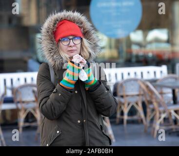 London, Großbritannien. 14 Dez, 2019. Sonnig, aber sehr kalt wie Menschen der Weihnachtsmarkt entlang der Themse zwischen Tower Bridge und London Bridge genießen. Die London Bridge City Weihnachtsmarkt hat verschiedene Essen, Getränke und Geschenke Ställe für Menschen mit nur 11 Tage bis zum großen Tag zu durchsuchen. Credit: Keith Larby/Alamy leben Nachrichten Stockfoto