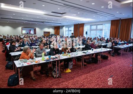 Potsdam, Deutschland. 14 Dez, 2019. Mitglieder der Partei sitzen an den Bundesparteitag der Linken in Brandenburg. Die Delegierten die Schlussfolgerungen ihrer Verluste bei den Landtagswahlen am 1. September diskutieren. Credit: Christophe Kirschtorte/dpa/ZB/dpa/Alamy leben Nachrichten Stockfoto