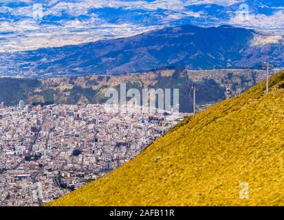 Ecuador, Panoramablick auf den südlichen Teil von Quito aus Vulkan Rucu Pichincha Stockfoto