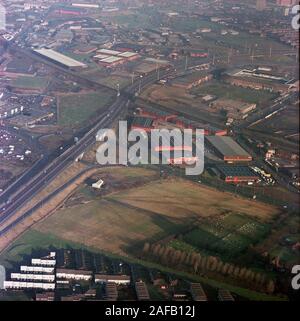 1982 Luftaufnahmen von Leeds Elland Road Stadium sichtbar oben rechts, West Yorkshire, Nordengland, Großbritannien Stockfoto