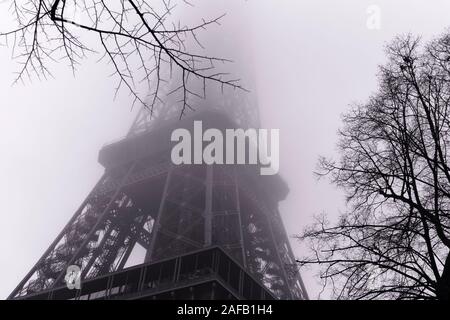 Eiffelturm im Nebel, Paris, Frankreich Stockfoto