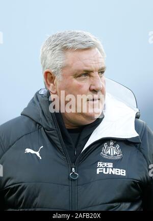 Turf Moor, Burnley, Lancashire, UK. 14 Dez, 2019. Fußball der englischen Premier League, Burnley gegen Newcastle United; Newcastle United Manager Steve Bruce vor dem Spiel - Streng redaktionelle Verwendung. Keine Verwendung mit nicht autorisierten Audio-, Video-, Daten-, Spielpläne, Verein/liga Logos oder "live" Dienstleistungen. On-line-in-Match mit 120 Bildern beschränkt, kein Video-Emulation. Keine Verwendung in Wetten, Spiele oder einzelne Verein/Liga/player Publikationen Quelle: Aktion plus Sport/Alamy leben Nachrichten Stockfoto