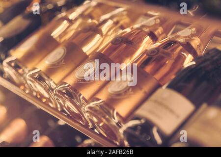 Paris, Frankreich - Dez 2019: Stimmung schuss Sekt brut Champagne Louis Roederer Cristal Rose 2009 und andere Weine in einem Regal im Restaurant. Nahaufnahme Stockfoto