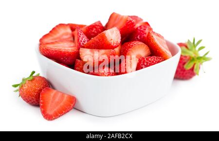 Frische gehackte Erdbeeren auf weißem Hintergrund; Nahaufnahme Stockfoto