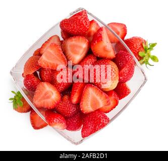 Frische gehackte Erdbeeren auf weißem Hintergrund; Nahaufnahme Stockfoto