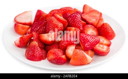 Frische gehackte Erdbeeren auf weißem Hintergrund; Nahaufnahme Stockfoto