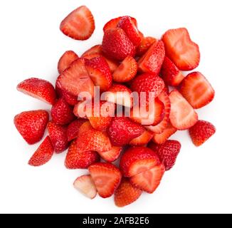 Frische gehackte Erdbeeren auf weißem Hintergrund; Nahaufnahme Stockfoto