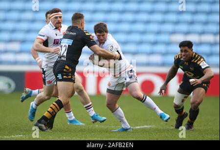 Wespen "Jimmy Gopperth (links) packt's Edinburgh Rugby James Johnstone während des Europäischen Rugby Challenge Cup Pool drei Spieltagen in der Ricoh Arena in Coventry. Stockfoto