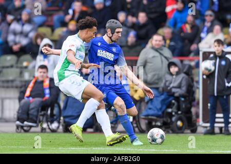 Karlsruhe, Deutschland. 14 Dez, 2019. Damian Rossbach (KSC) in Duellen mit Jamie Leweling (Fürth). GES/Fußball/2. Bundesliga: Karlsruher SC - Greuther Fürth, 14.12.2019 Fußball: 2. Liga: Karlsruhe vs Fürth, Karlsruhe, Dezember 14, 2019 | Verwendung der weltweiten Kredit: dpa/Alamy leben Nachrichten Stockfoto