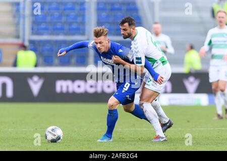 Marvin Pourie (KSC) in Duellen mit Svenja Mavraj (Fürth). GES/Fußball/2. Bundesliga: Karlsruher SC - Greuther Fürth, 14.12.2019 Fußball: 2. Liga: Karlsruhe vs Fürth, Karlsruhe, Dezember 14, 2019 | Verwendung weltweit Stockfoto