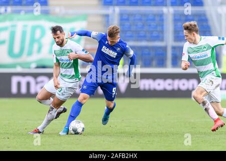 Marvin Pourie (KSC) in Duellen mit Svenja Mavraj (Fürth). GES/Fußball/2. Bundesliga: Karlsruher SC - Greuther Fürth, 14.12.2019 Fußball: 2. Liga: Karlsruhe vs Fürth, Karlsruhe, Dezember 14, 2019 | Verwendung weltweit Stockfoto