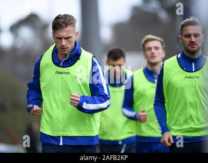 Karlsruhe, Deutschland. 14 Dez, 2019. MaMarvin Pourie (KSC) aufwärmen. GES/Fußball/2. Bundesliga: Karlsruher SC - Greuther Fürth, 14.12.2019 Fußball: 2. Liga: Karlsruhe vs Fürth, Karlsruhe, Dezember 14, 2019 | Verwendung der weltweiten Kredit: dpa/Alamy leben Nachrichten Stockfoto