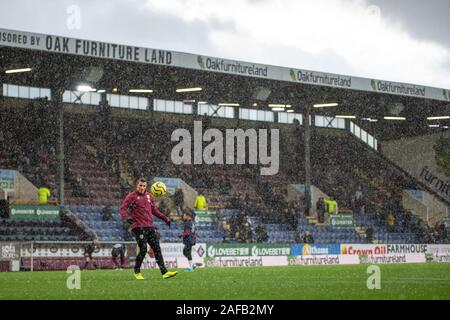 Burnley, Großbritannien. 14 Dez, 2019. Chris Wood von Burnley in der hagelsturm vor der Premier League Match zwischen Burnley und Newcastle United im Turf Moor, Burnley am Samstag, den 14. Dezember 2019. (Quelle: Pat Scaasi | MI Nachrichten) das Fotografieren dürfen nur für Zeitung und/oder Zeitschrift redaktionelle Zwecke verwendet werden, eine Lizenz für die gewerbliche Nutzung Kreditkarte erforderlich: MI Nachrichten & Sport/Alamy leben Nachrichten Stockfoto