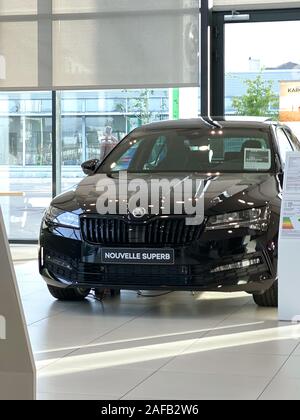 Paris, Frankreich, 25.Oktober 2019: Der neue Skoda Superb Limousine im Autohaus schwarz gefärbt, Auto Stockfoto