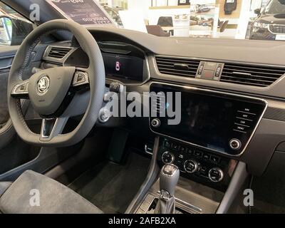 Paris, Frankreich, 25.Oktober 2019: Einrichtung der neuesten Skoda Superb Limousine mit DSG Automatikgetriebe Stockfoto