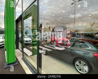 Paris, Frankreich, 25.Oktober 2019: Eingang zu Skoda Auto Showroom mit Werbung für die Neue Kamiq SUV starten Stockfoto