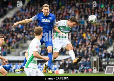 Marvin Pourie (KSC) in Duellen mit Marco Meyerhoefer (Fürth). GES/Fußball/2. Bundesliga: Karlsruher SC - Greuther Fürth, 14.12.2019 Fußball: 2. Liga: Karlsruhe vs Fürth, Karlsruhe, Dezember 14, 2019 | Verwendung weltweit Stockfoto