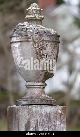 Verwitterter Stein urn Stockfoto