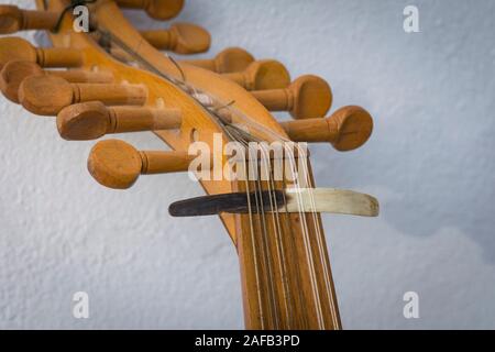 Spindelstock mit Abholung, Plektrum aus Horn, auf Strings einer alten arabischen Oud Instrument. Stockfoto