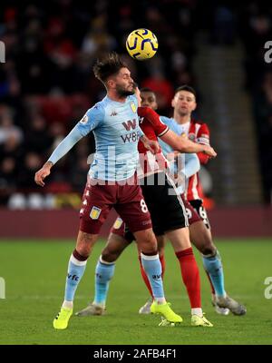 Aston Villa Henri Lansbury (links) und von Sheffield United Johannes Lundstram Kampf um den Ball während der Premier League Match an der Bramall Lane, Sheffield. Stockfoto