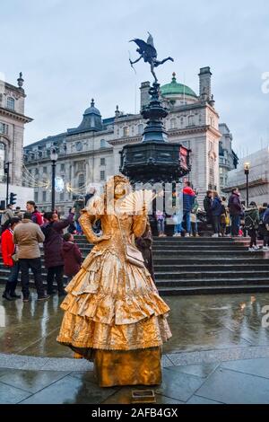 Gold plattiert, golden Street peformer, Mime, Piccadilly Circus, London, England, Großbritannien Stockfoto