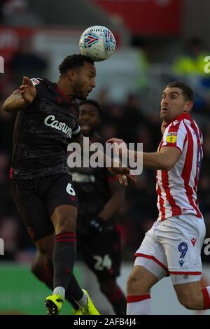 Stoke-on-Trent, Großbritannien. 14 Dez, 2019. Lesen United defender Liam Moore (6) die Köpfe der Ball klar von Stoke City freuen Sam Vokes (9) Während der EFL Sky Bet Championship Match zwischen Stoke City und an der bet365 Stadion Lesen, Stoke-on-Trent, England am 14. Dezember 2019. Foto von Jurek Biegus. Nur die redaktionelle Nutzung, eine Lizenz für die gewerbliche Nutzung erforderlich. Keine Verwendung in Wetten, Spiele oder einer einzelnen Verein/Liga/player Publikationen. Credit: UK Sport Pics Ltd/Alamy leben Nachrichten Stockfoto