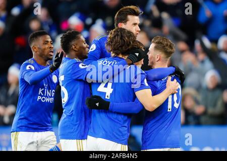 Leicester, Großbritannien. Leicester, Großbritannien. 14. Dezember 2019; King Power Stadion, Leicester, Midlands, England; Englische Premier League Fußball, Leicester City gegen Norwich City; Leicester City Spieler feiern Jamie Vardy's Ziel nach 38 Minuten für 1-1 - Streng redaktionelle Verwendung. Keine Verwendung mit nicht autorisierten Audio-, Video-, Daten-, Spielpläne, Verein/liga Logos oder "live" Dienstleistungen. On-line-in-Match mit 120 Bildern beschränkt, kein Video-Emulation. Credit: Aktion Plus Sport Bilder/Alamy leben Nachrichten Stockfoto