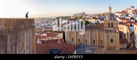 Coimbra, Portugal - Sept. 6 2019: Reifen touristische Mann beobachten Stadt aus Sicht. Er hält eine Karte auf der Hand. Altstadt von Coimbra, Portugal Stockfoto