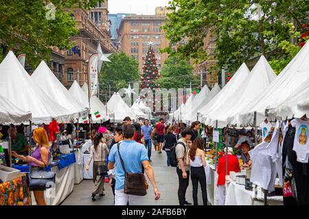 Australischer weihnachtsmarkt am Martin Place im Stadtzentrum von Sydney, NSW, Australien, wo Menschen weihnachtsgeschenke kaufen Stockfoto