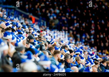 Leicester, Großbritannien. 14. Dezember 2019; King Power Stadion, Leicester, Midlands, England; Englische Premier League Fußball, Leicester City gegen Norwich City; Leicester City Anhänger dargestellt trägt blaue und weiße Club Santa Hüte - Streng redaktionelle Verwendung. Keine Verwendung mit nicht autorisierten Audio-, Video-, Daten-, Spielpläne, Verein/liga Logos oder "live" Dienstleistungen. On-line-in-Match mit 120 Bildern beschränkt, kein Video-Emulation. Credit: Aktion Plus Sport Bilder/Alamy leben Nachrichten Stockfoto