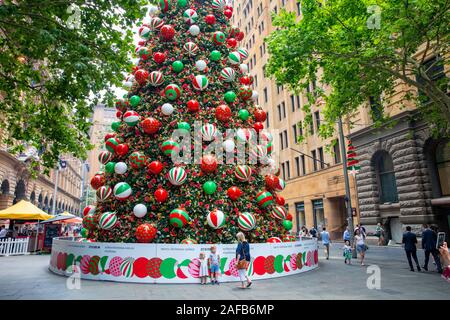 Sydney Weihnachten, riesige Weihnachtsbaum errichtet in Martin Place im Stadtzentrum von Sydney, Australien Stockfoto